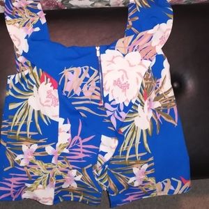 Ladies fashion top. Size LARGE